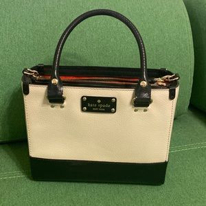 Kate Spade Larchmont Ave logo daffodil (707)